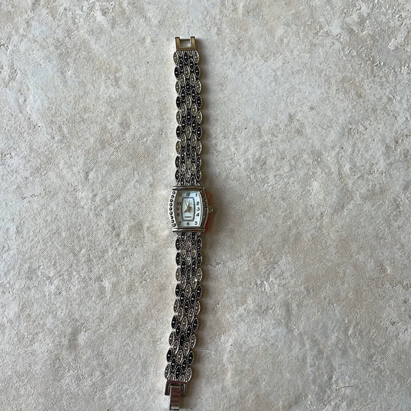Fashion lady Crystal Stones Watch - Picture 2 of 3